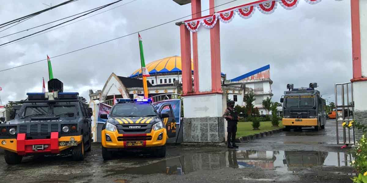 kantor-dprd-mimika-dijaga-ketat-aparat-kepolisian